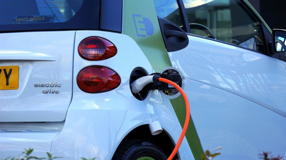 Borne de recharge pour voiture électrique : comment en installer une à la maison ?