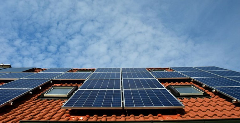 Quels équipements choisir si l'on veut passer à l'énergie solaire chez soi ?